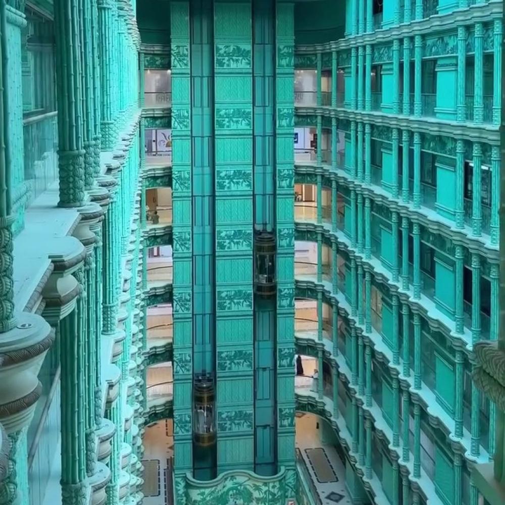 المؤثرة الأمريكية ناتاليا هاسنكامبف تكشف إعجابها بهذه الوجهة في جدة: "أجمل مركز تجاري في العالم"