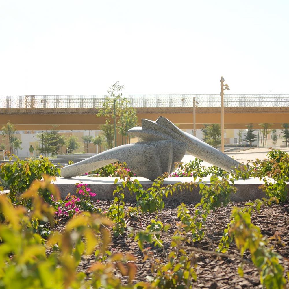 منحوتة الفنان ميلتون إستريلا في المسار الرياضي