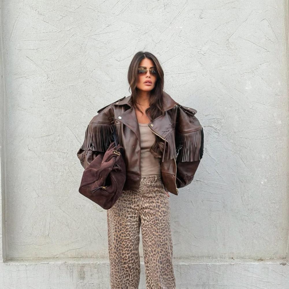 العنود بدر بالبنطال العريض المنقوشة ومعطف أوفر سايز 