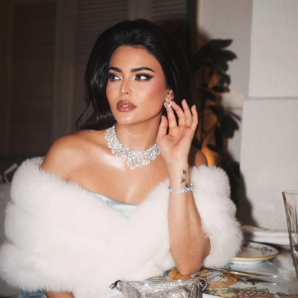 النجمة اسماء جلال