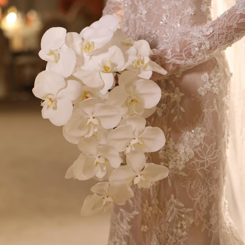 باقة العروس باللون العاجي- الصورة من The Bridal Atelier