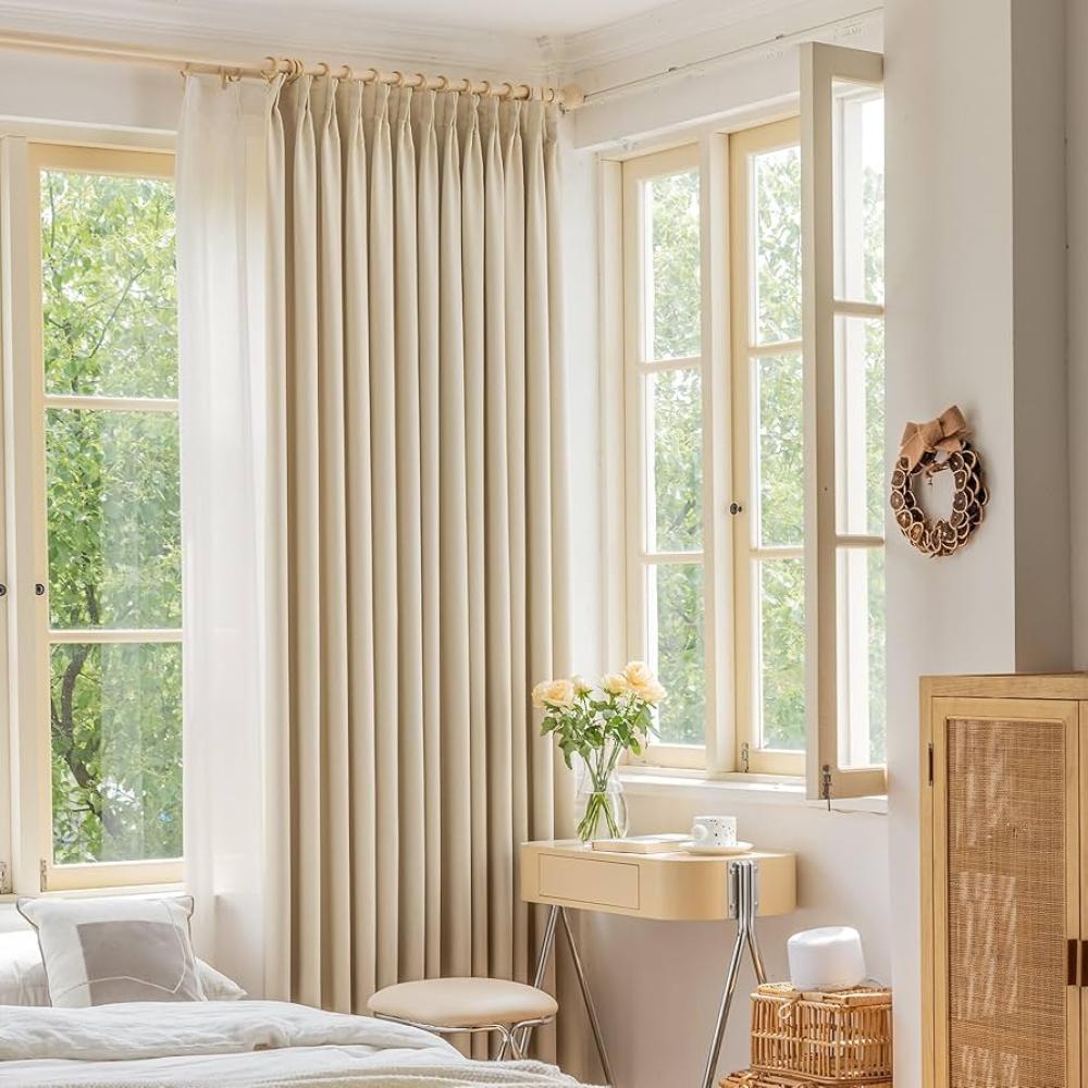 بدلا من الستائر المزخرفة، ينصح الخبراء باختيار التصاميم ذات الطيات