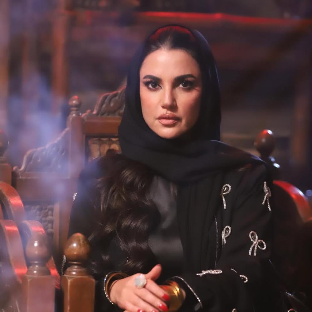 تلعب درة دور المرأة الشعبية في علي كلاي