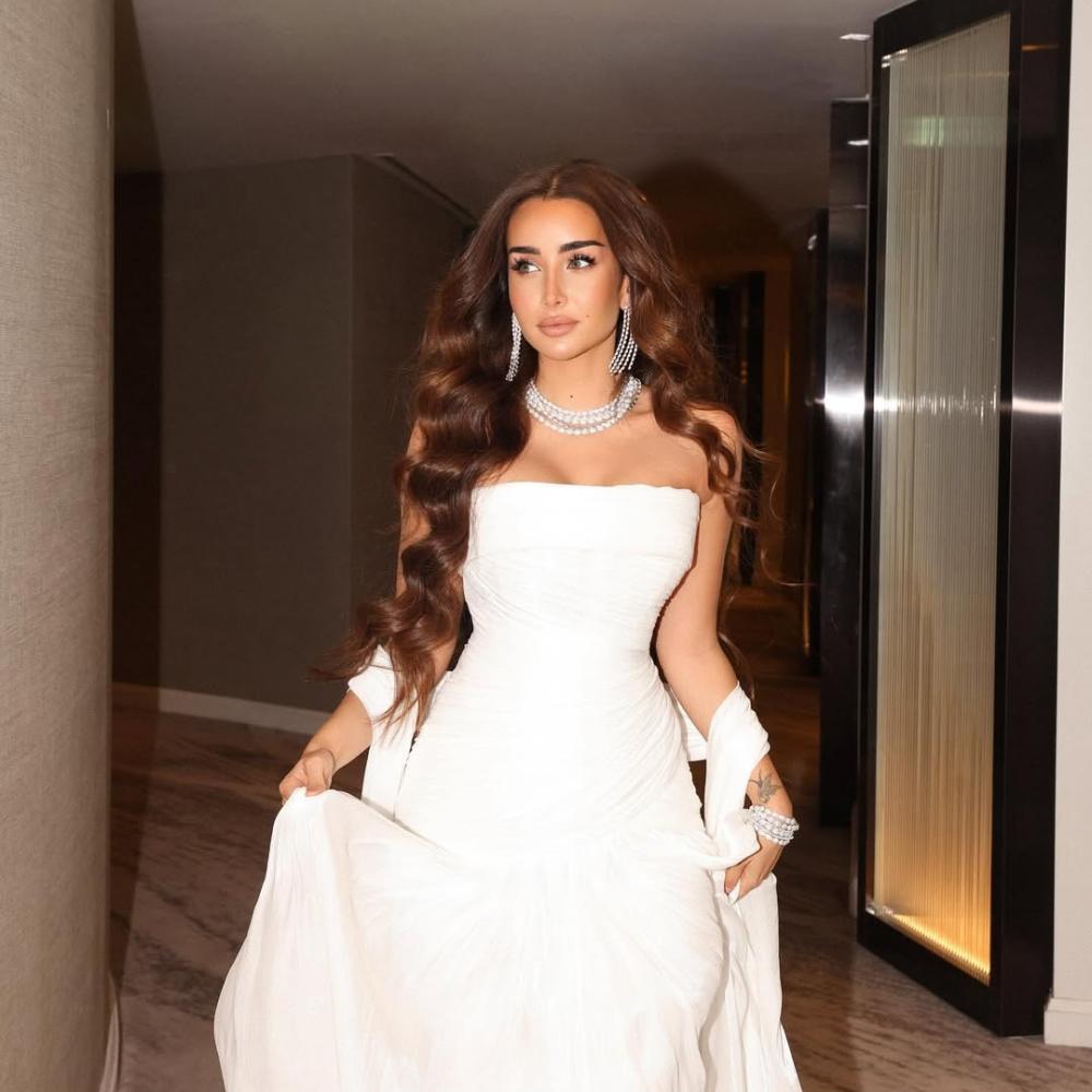 تهتم هنا الزاهد بروتين خاص لشعرها