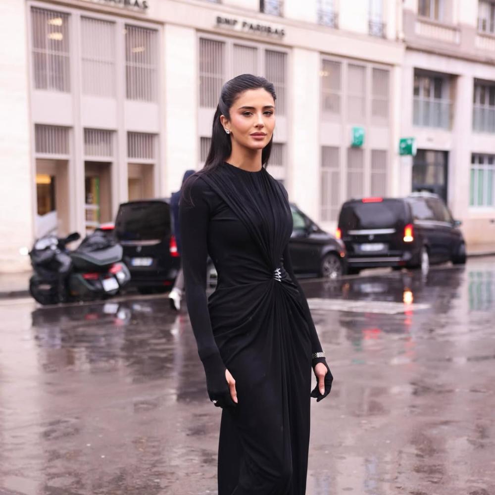 رهف الحربي ترتدي فستانا طويلا باللون الأسود