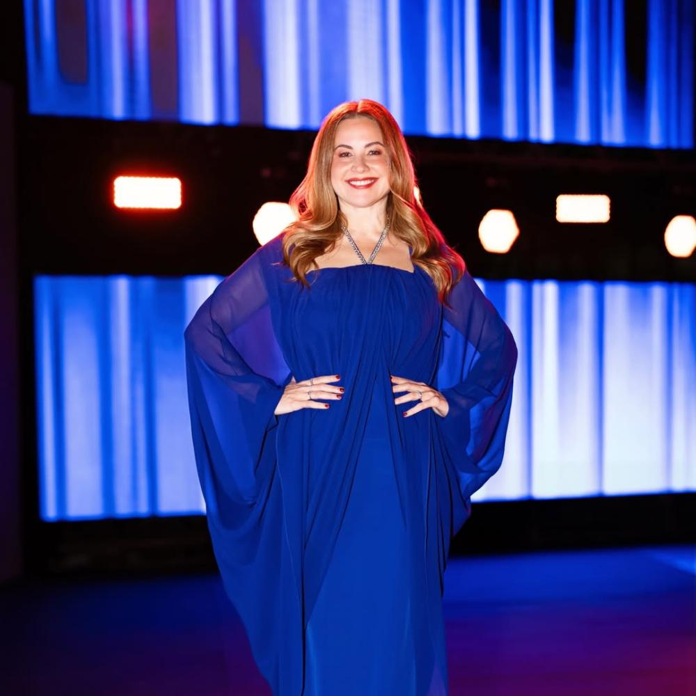 ريا أبي راشد بفستان باللون الأزرق