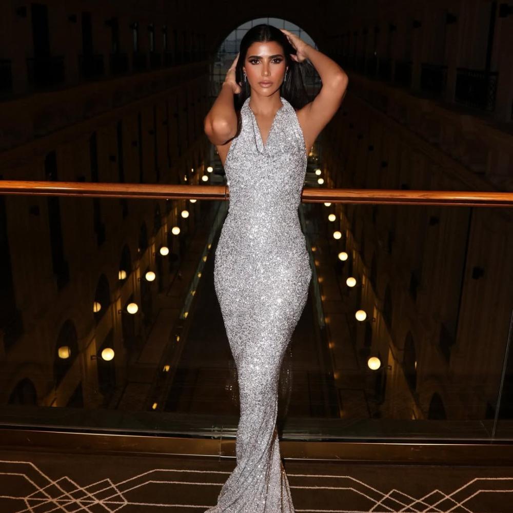 ريم سامي بفستان سهرة لامع مرصع  باللون الفضي