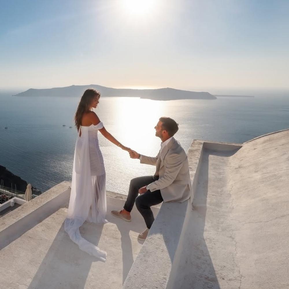 سارة مراد عروسا مع زوجها في اليونان