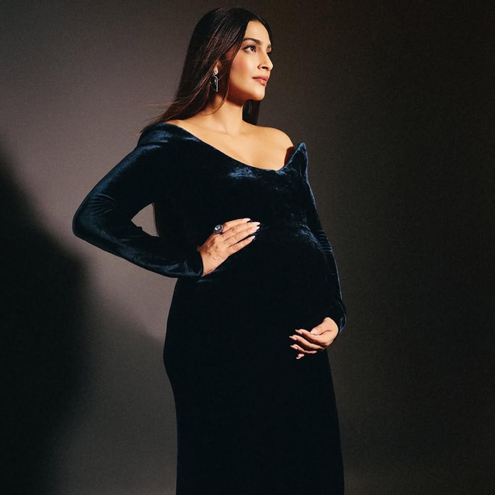 سونام كابور ترتدي فستانا طويلا من المخمل باللون الأسود