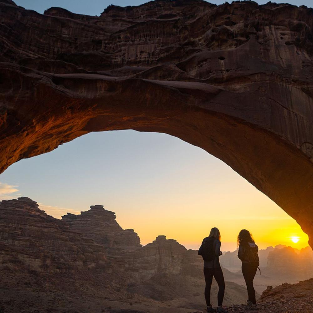 بين الجبال المهيبة والأودية الساحرة.. مشاهد شروق الشمس كما لم تريها من قبل في السعودية