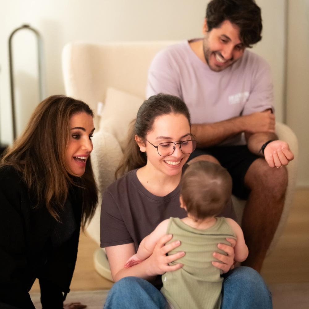 صورة جديدة للملكة رانيا مع حفيدتها 