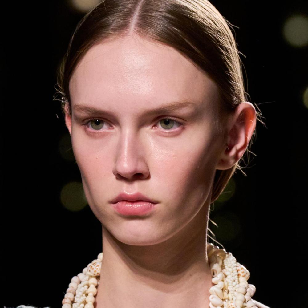 مكون طبيعي غني بخصائصه الفريدة لعلاج مشاكل البشرة الدهنية.. إليكِ وصفاته الآمنة