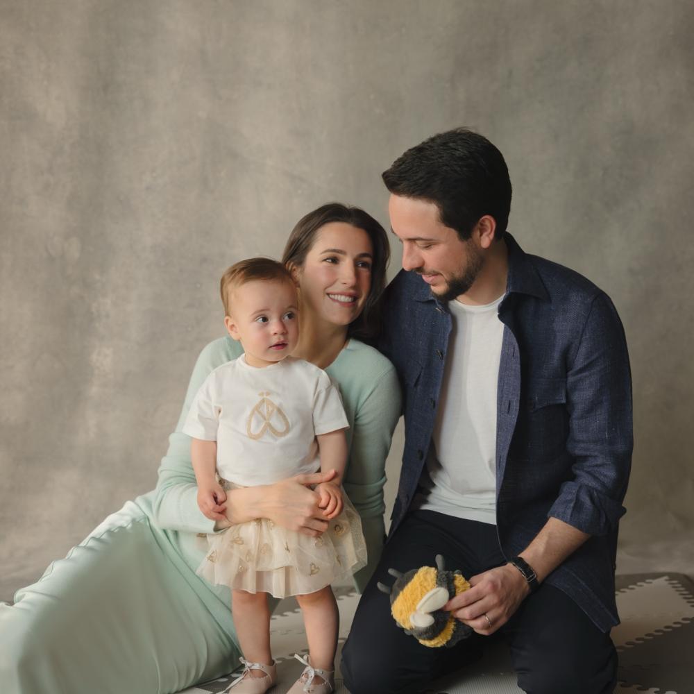 صورة رومانسية جديدة للأمير الحسين والأميرة رجوة بمناسبة العام الجديد