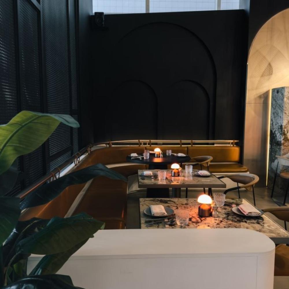 مطعم "فينيل إمبر" يضيف نكهة ليلية نابضة إلى فندق كيمبتون كافد الرياض