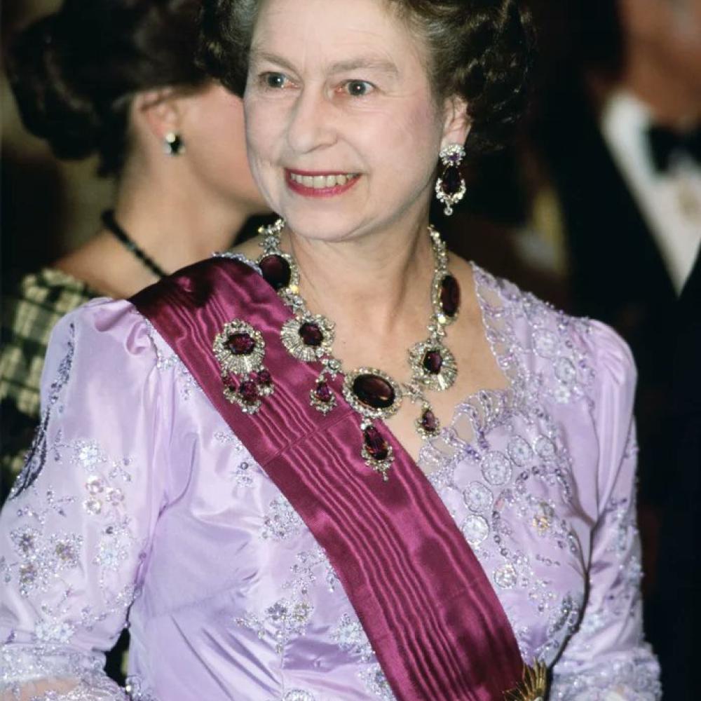 مجوهرات سيدات العائلات الملكية المرصّعة بالجمشت حجر برج الدلو