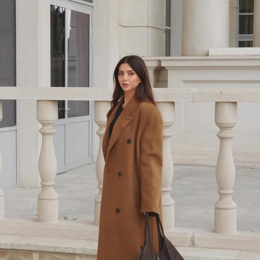 ناتالي فنج ترتدي معطفا طويلا باللون البني 