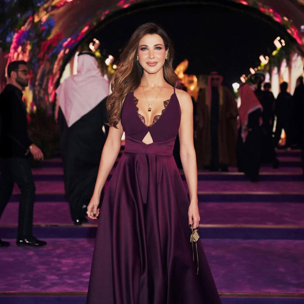 نانسي عجرم ترتدي فستانا بقصة واسعة من الحرير