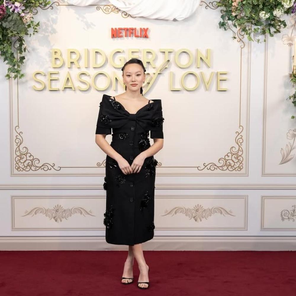 ييرين ها بفستان سهرة باللون الأسود الموحد