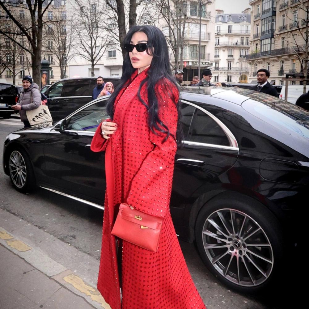 هيفاء وهبي تخطف الأنظار في باريس بالمعطف الأحمر اللامع