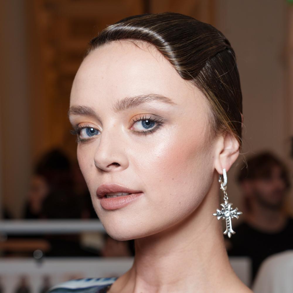 ألوان البلاشر البرونزي اللماع في عرض Paul Costelloe