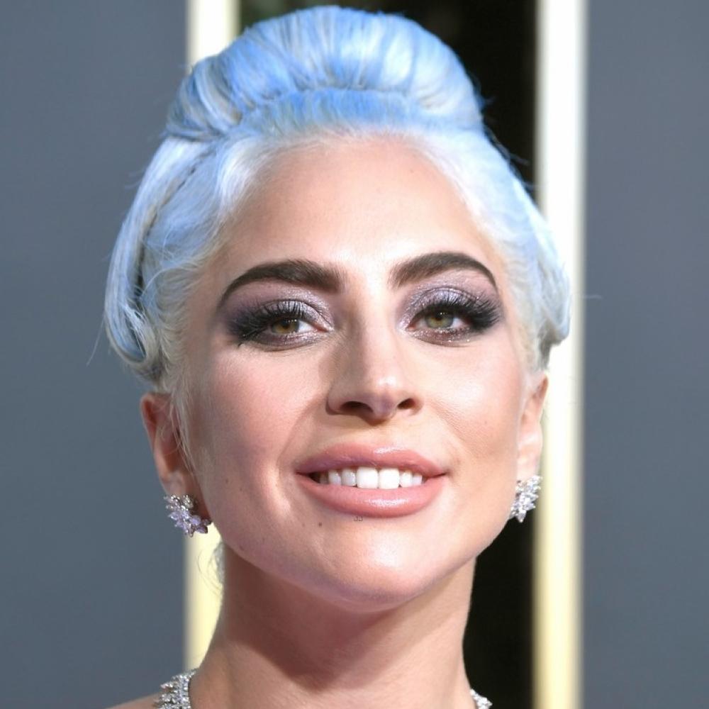 اطلالة Lady Gaga بمكياج عيون ميتاليك عام 2019
