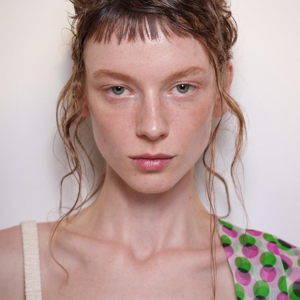 تسريحة الشعر العفوية مع الغرة الأمامية القصيرة من دار Dries Van Noten