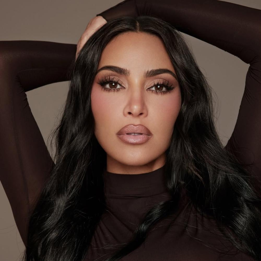 تمرير الآيشادو الناعم على الحواجب الكثيفة بأسلوب kim Kardashian