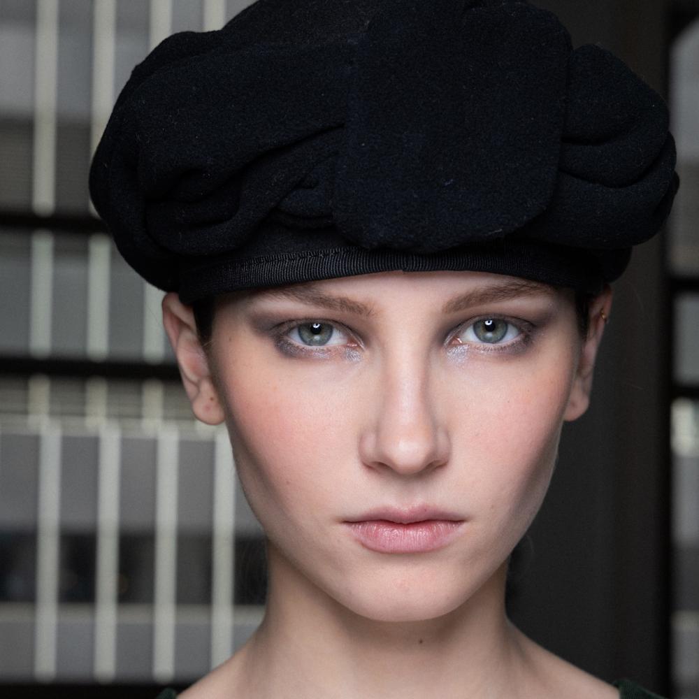 رسمات الآيلاينر الفضي الكريمي من دار Altuzarra