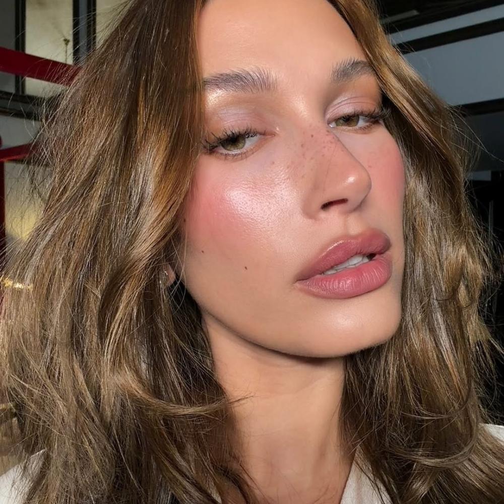 سر إشراقة بشرت هايلي بيبر  الطبيعية بعيدة عن الفيلر أو الجراحة