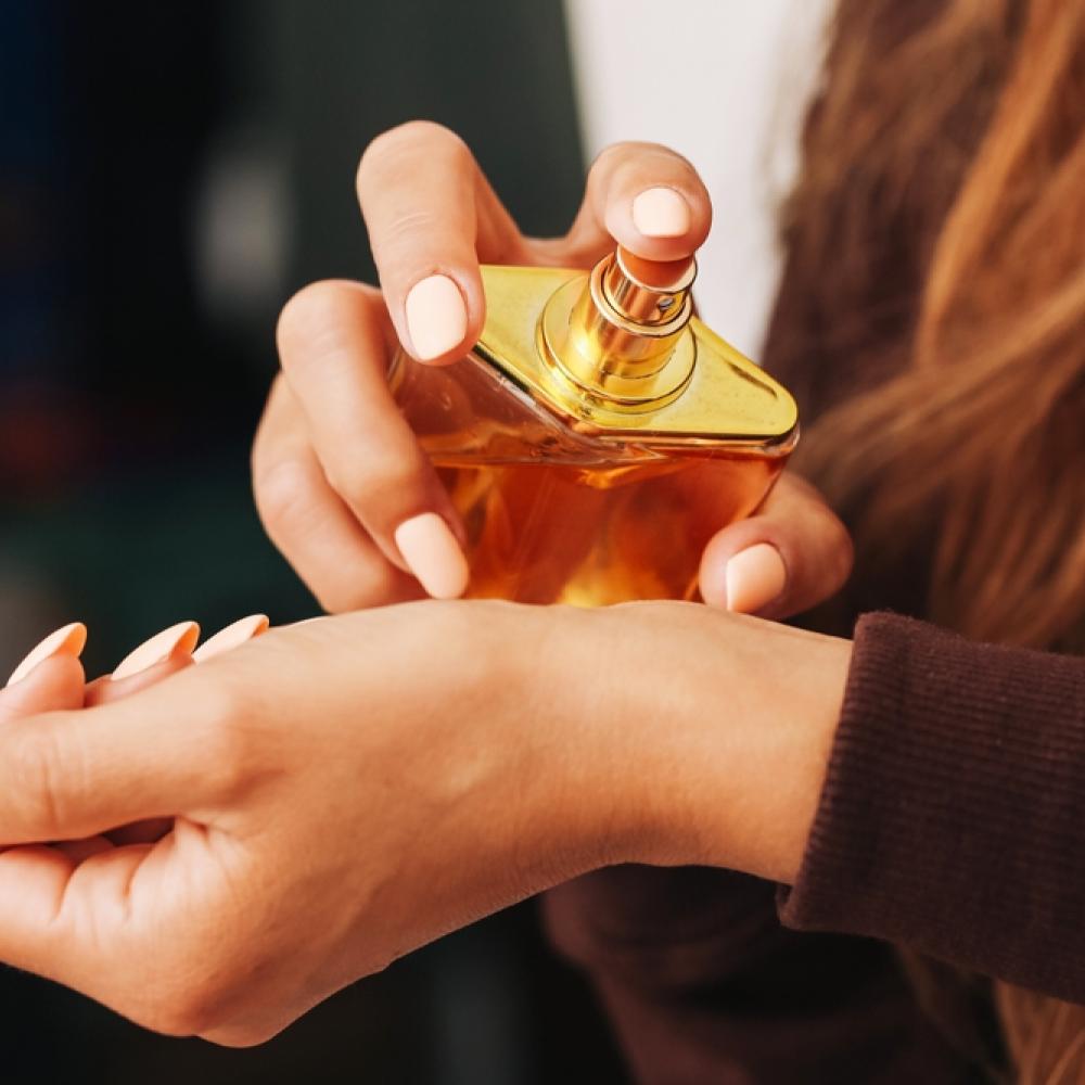 فرك المعصمين لا يوزع العطر، بل يدمّر جزيئات العطر ويقلل من ثباته