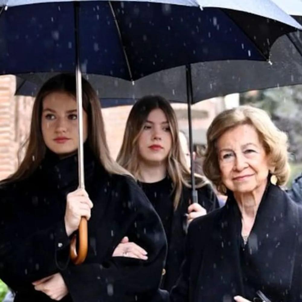 العائلة الملكية الإسبانية تودع الأميرة إيرين