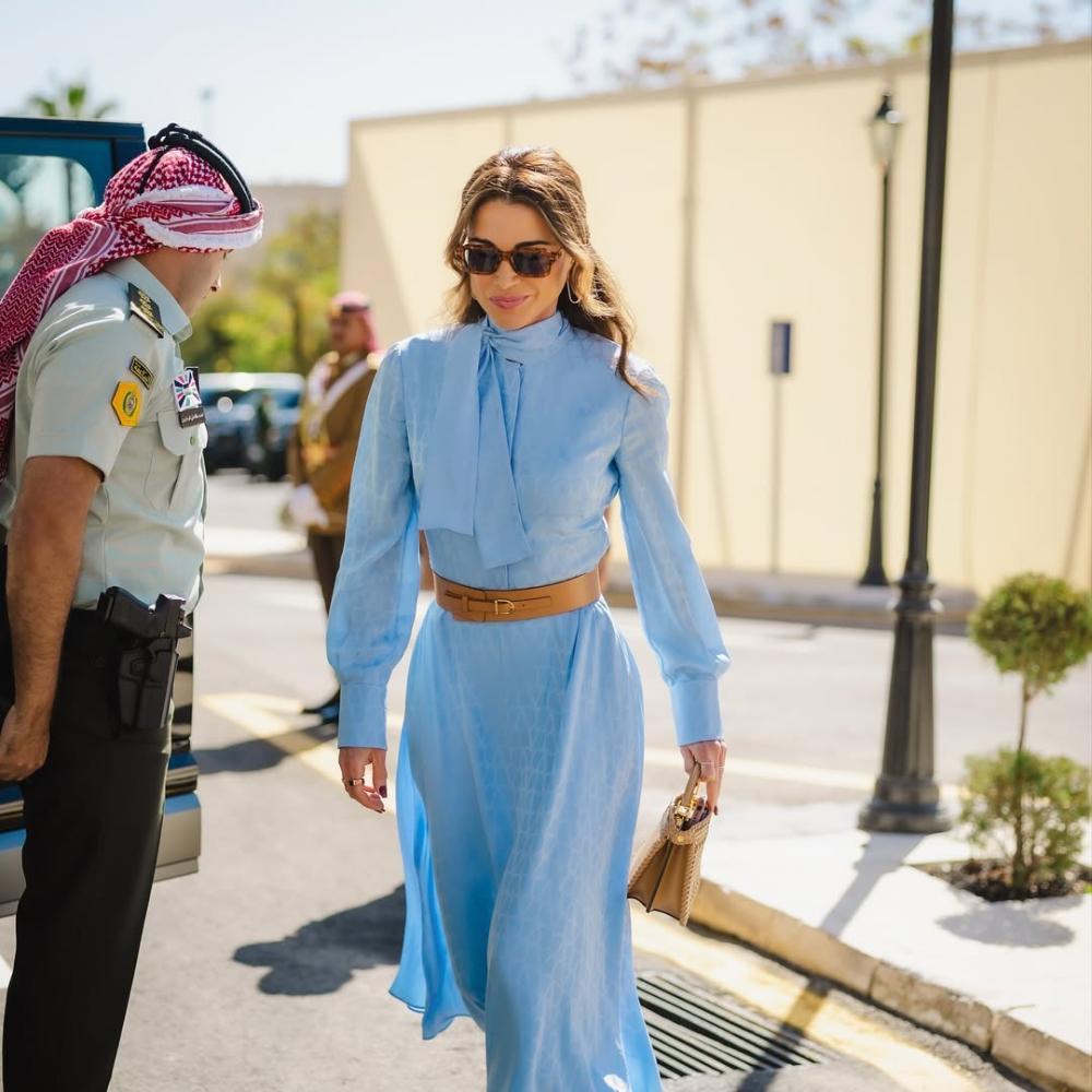 إطلالة بفستان ميدي باللّون الأزرق للملكة رانيا