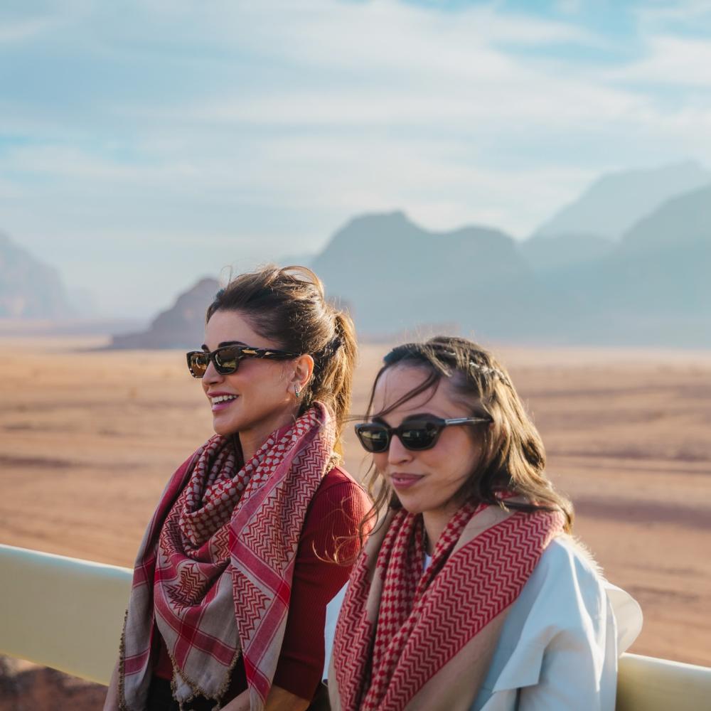 الملكة رانيا وابنتها في وادي رم