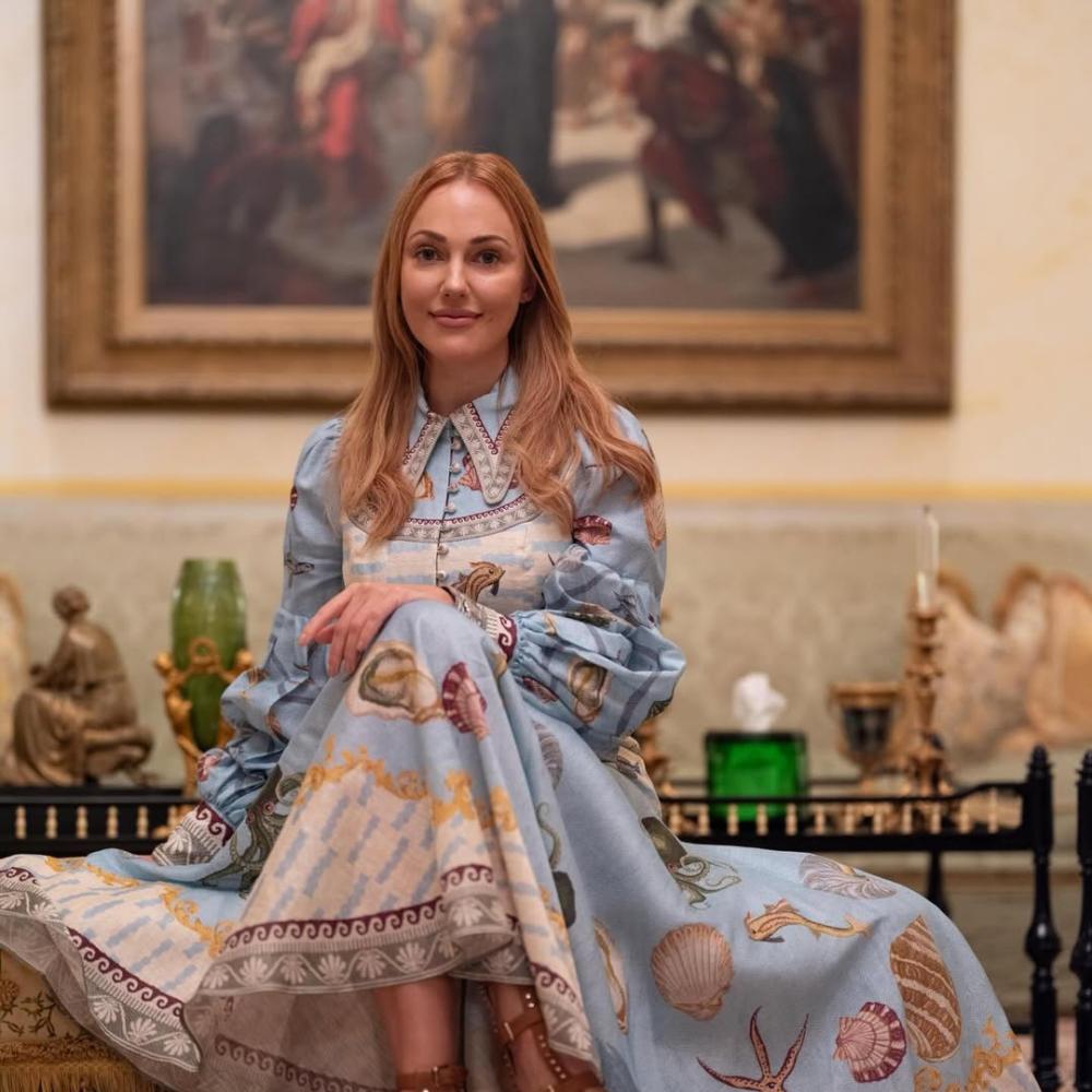 مريم أوزرلي تفتتح حضورها في قطر بإطلالة شرقية ناعمة