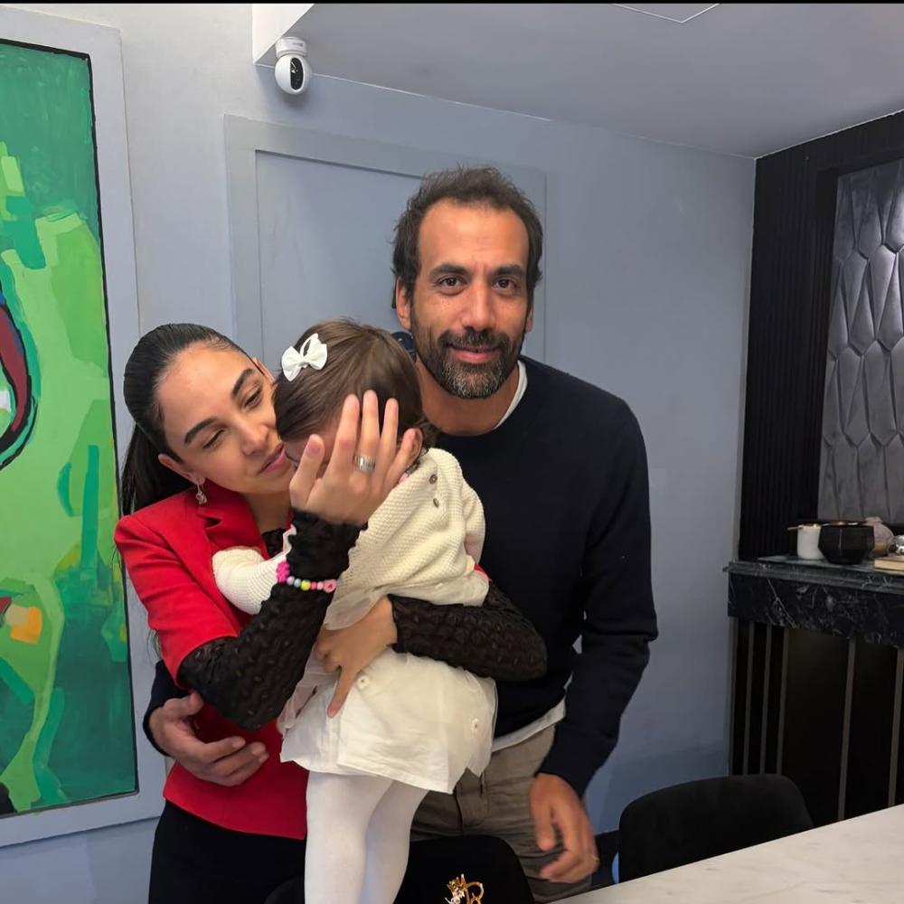 سلمى أبو ضيف وزوجها وابنتهما