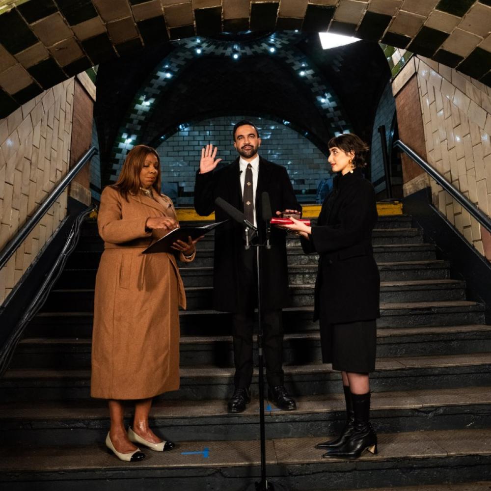 راما دوجي ترتدي معطفا باللون الأسود