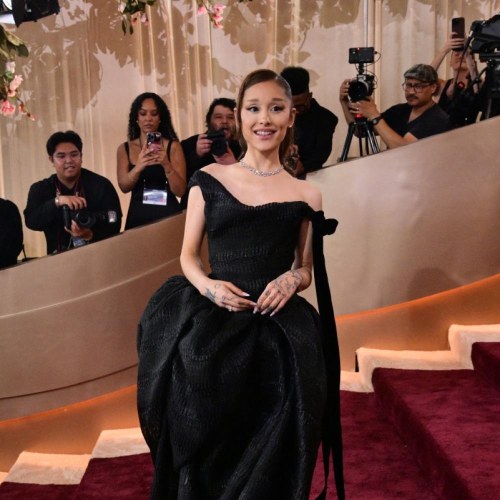  أريانا غراندي ترتدي فستانا منتفخا بقصة الأميرات