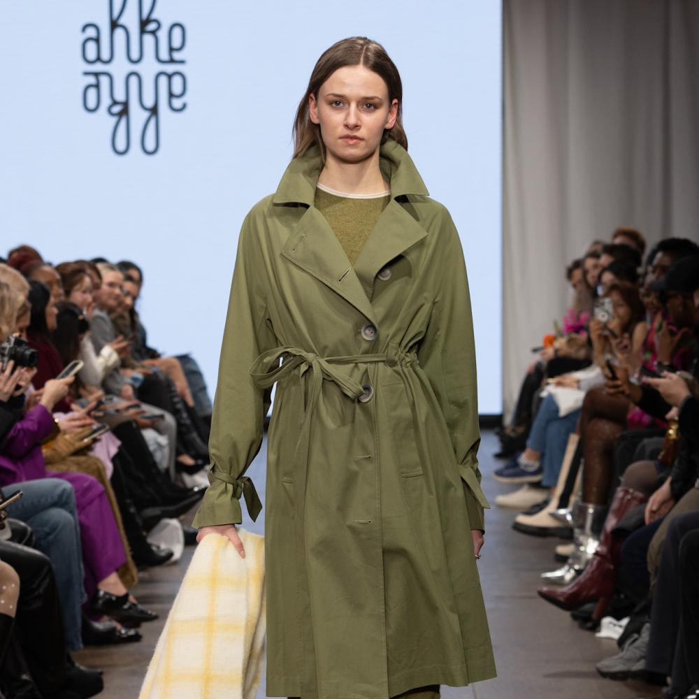 صيحات المعاطف الزيتية عنوان أناقتك في شتاء 2025