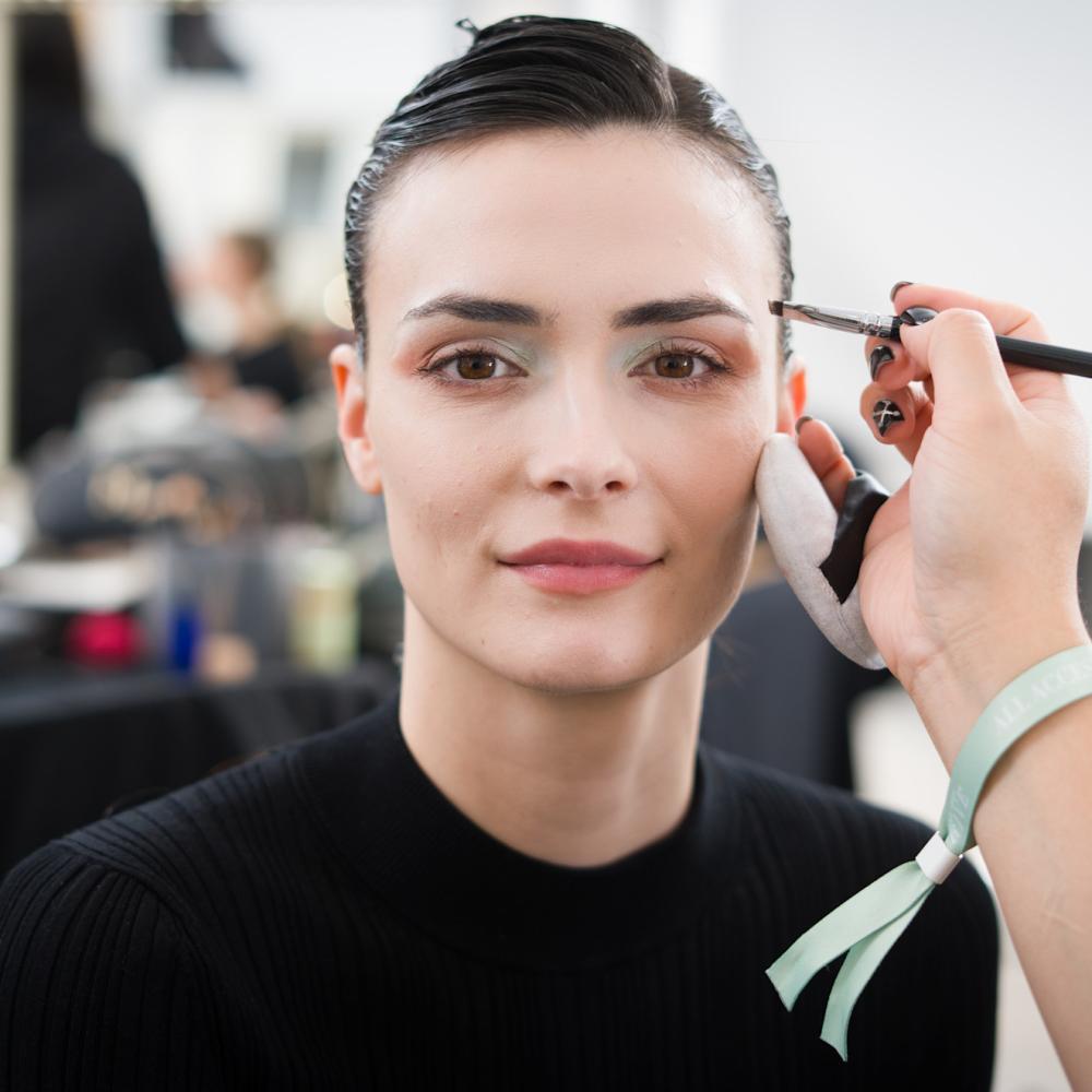 كواليس عروض الهوت كوتور الباريسي صيحات جمالية متقنة وتحضيرات متقنة لربيع 2026