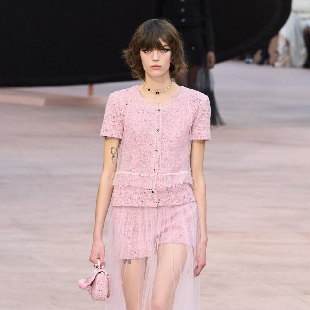 الزهري بأبهى إطلالة من Chanel 