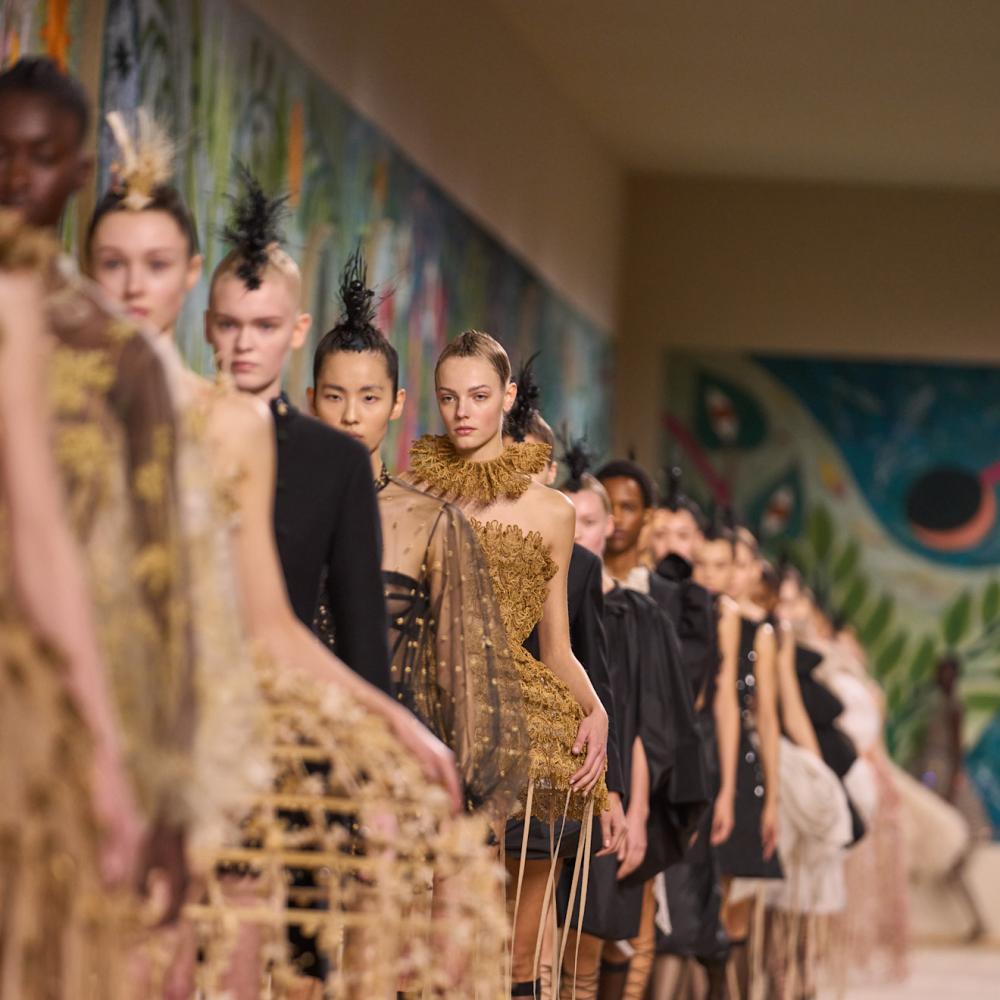 باريس تفتتح موسم "الأزياء الراقية"