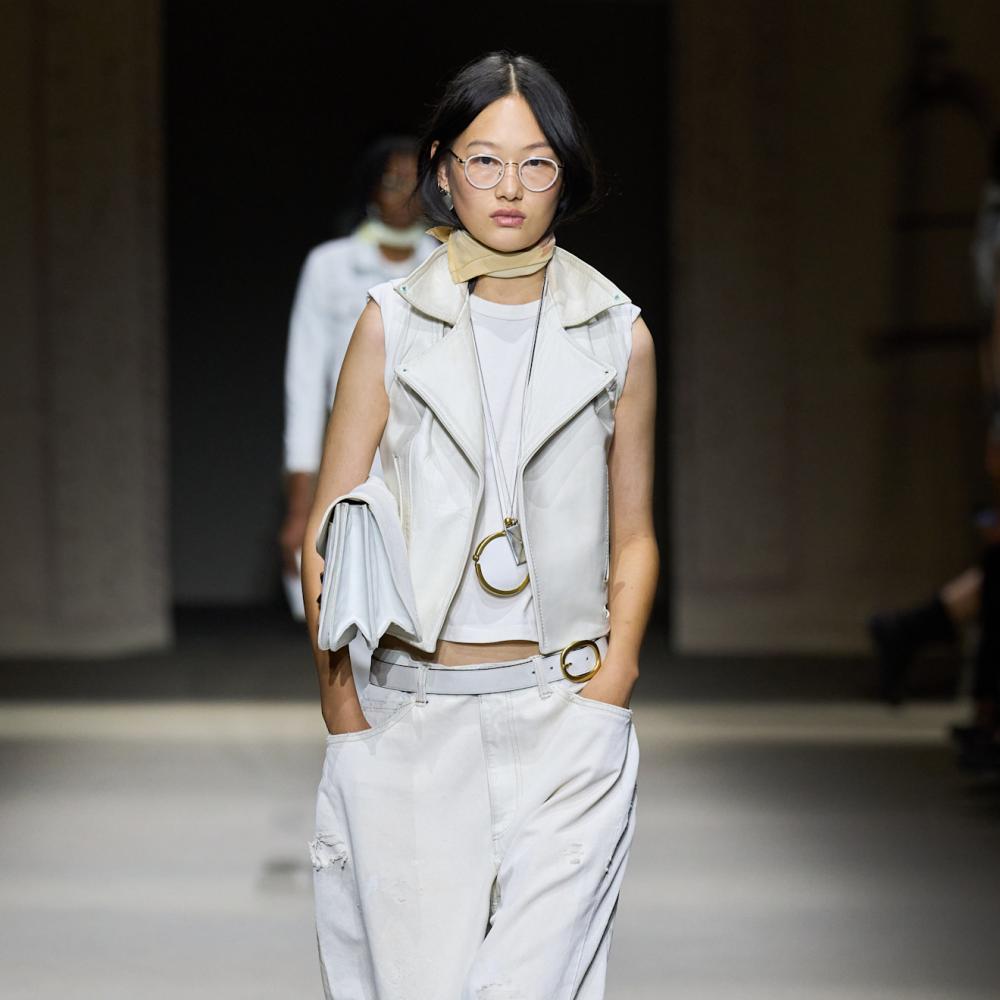 تنسيق الجيليه في إطلالة شبابية من Coach 