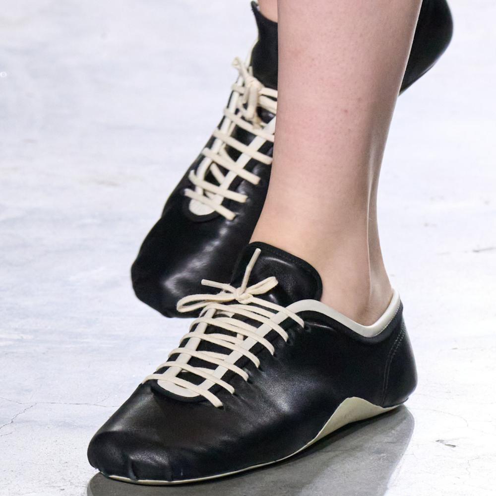 حذاء أسود وابيض فاخر وعملي من Dries Van Noten 