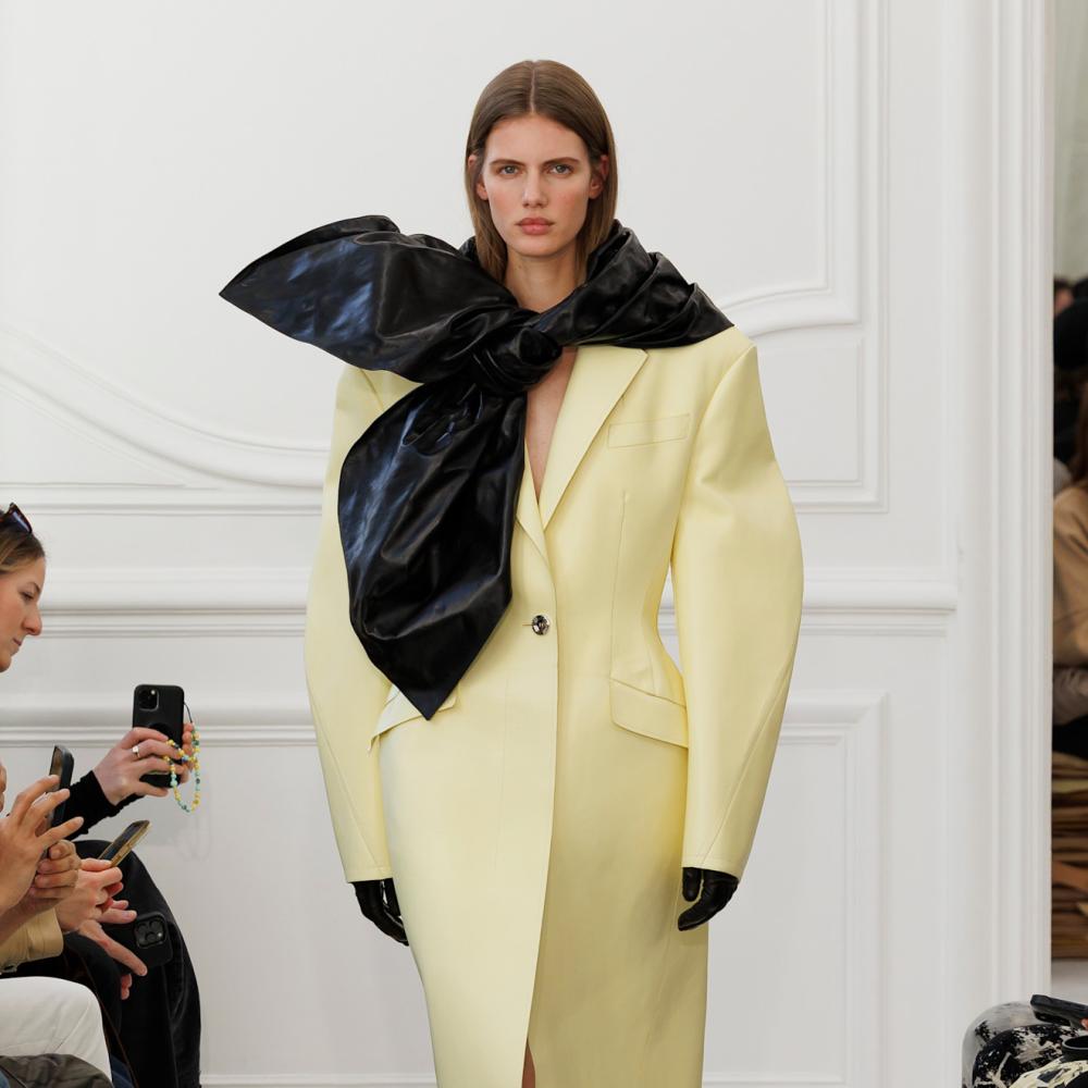 صغيرة أو كبيرة.. الشرائط بجميع المقاسات موضة شتاء 2026