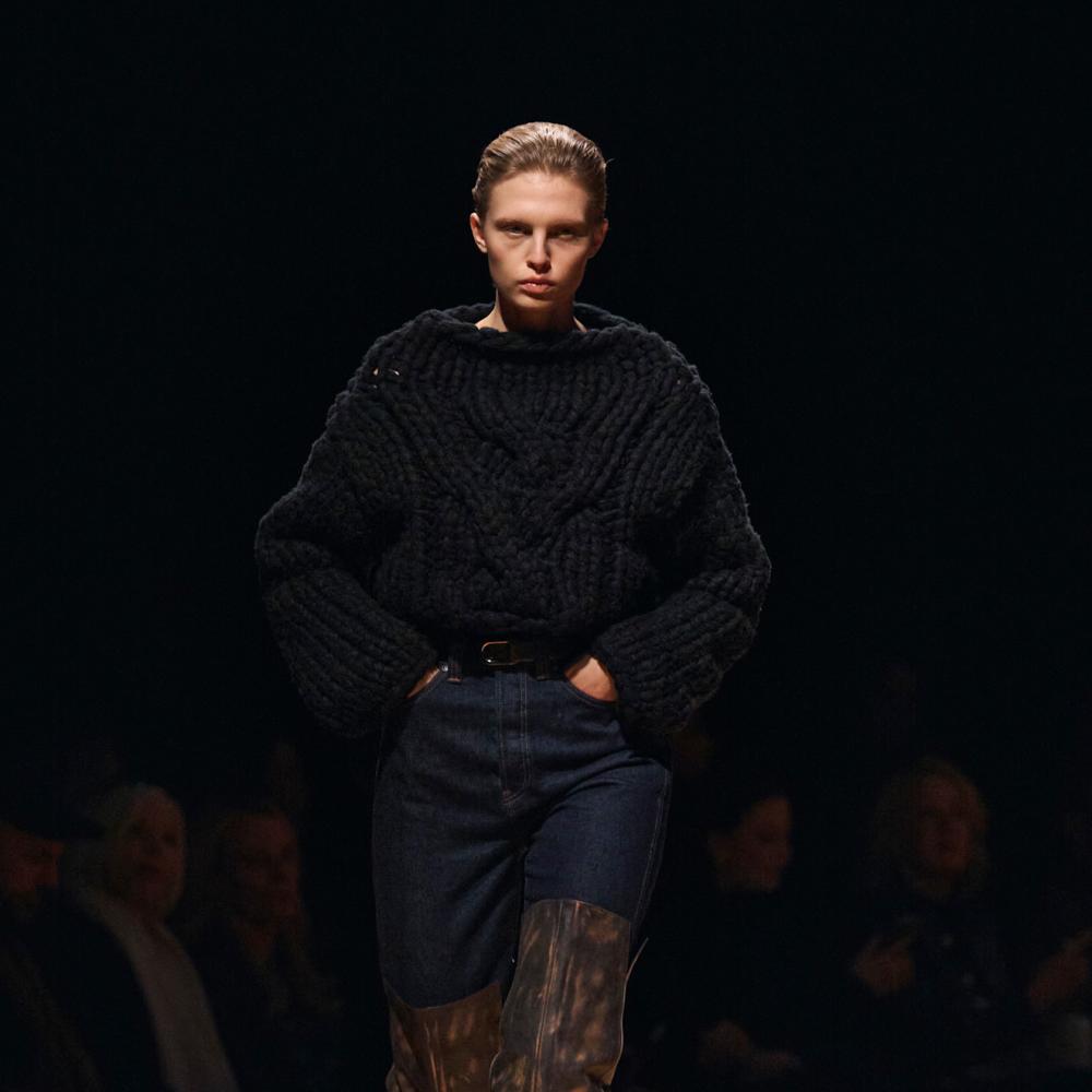 الحذاء الذي يصل طوله فوق الركبة… صيحة تفرض حضورها في شتاء 2026