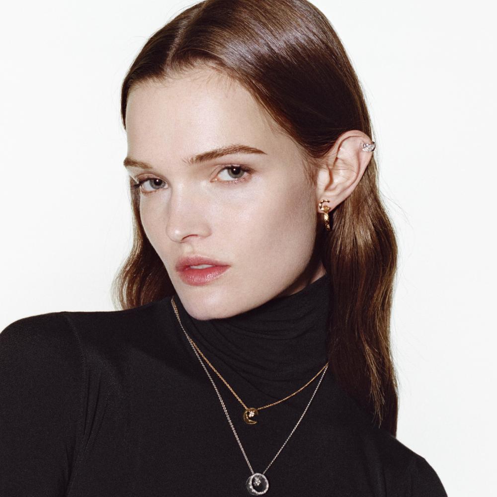 تألقت عارضة الأزياء Lulu TENNEY Fقلائد وأقراط COCO CRUSH، بنقشة مبطنة، مصنوعة من الذهب الأصفر عيار 18 قيراطًا والذهب الأبيض، ومرصعة بالألماس.