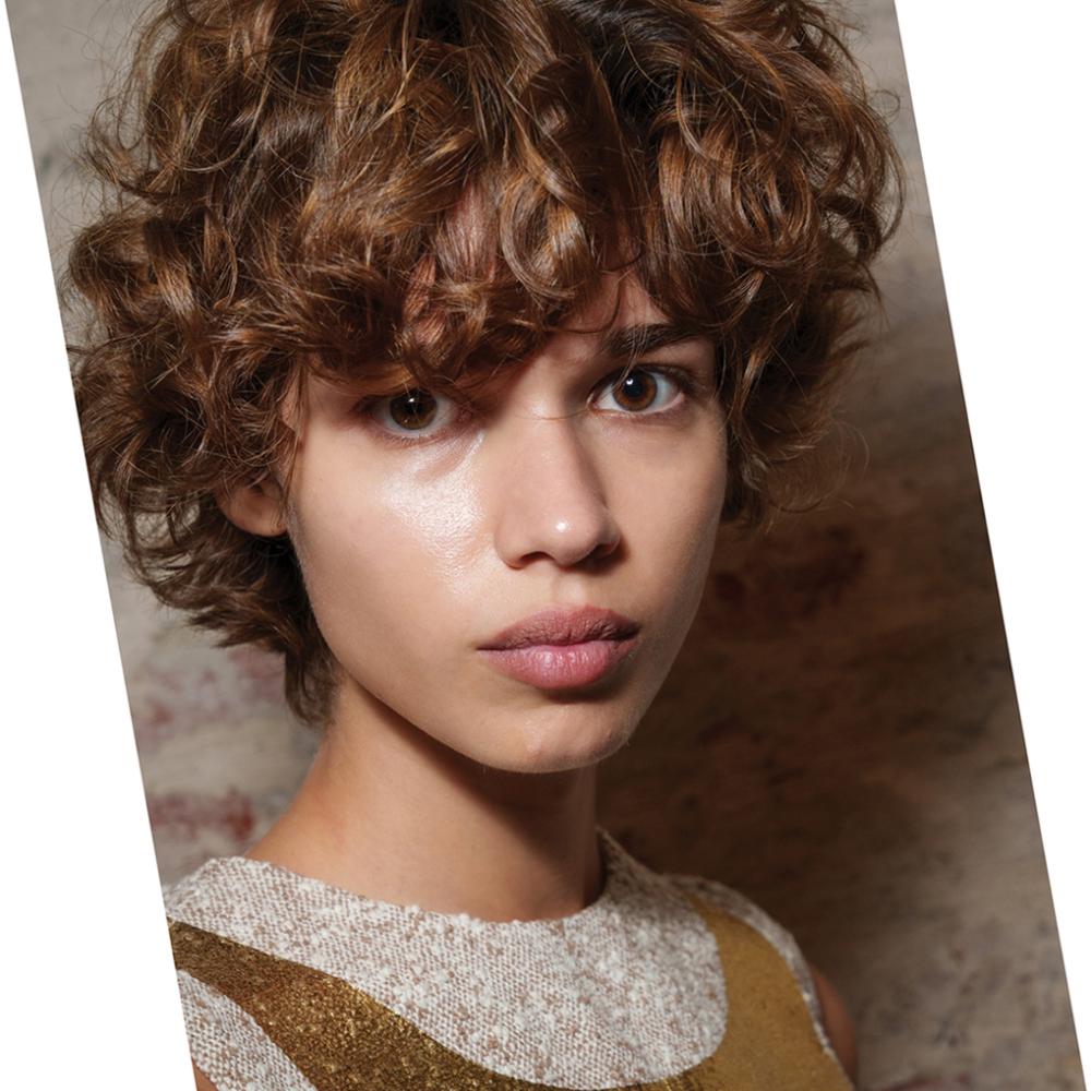 من منصّات العروض إلى السجادة الحمراء: كيف يعيد شعر ربيع وصيف 2026 تعريف الجرأة