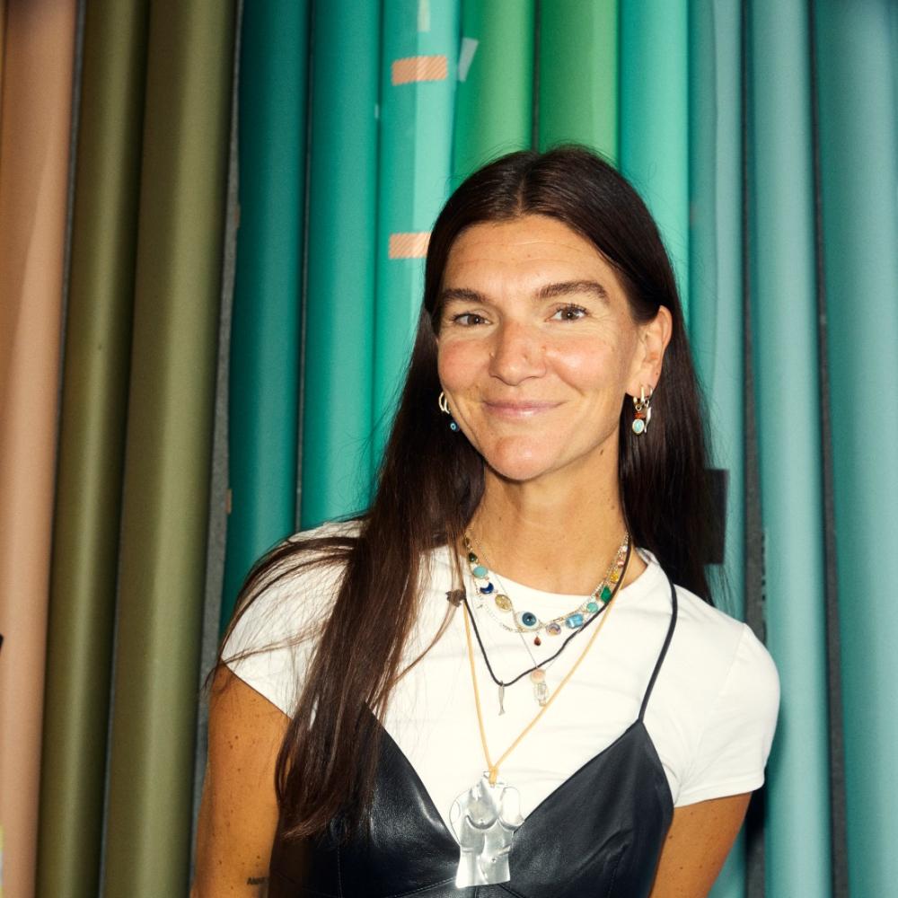 لوسي آيلين مؤسسة Never Fully Dressed 