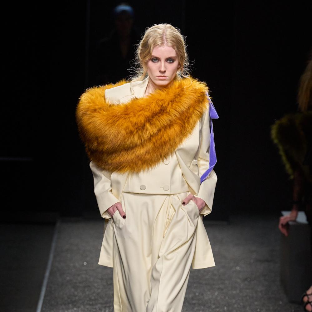 البنطلون البيج نجم إطلالات الشتاء هذا الموسم