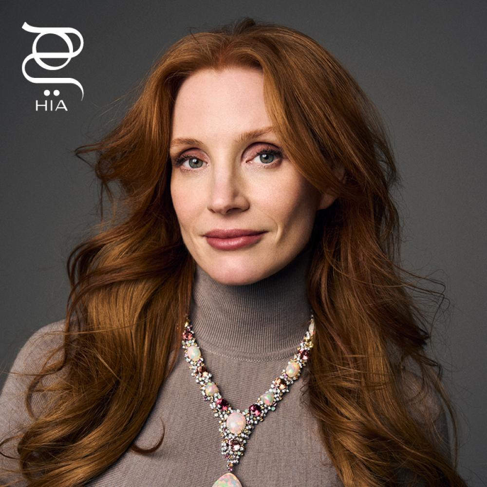 جيسيكا شاستين نجمة غلاف "هي" تحاكي جيل الشباب بصيحات متميّزة.. جمال ذهبي وإطلالات إستثنائية